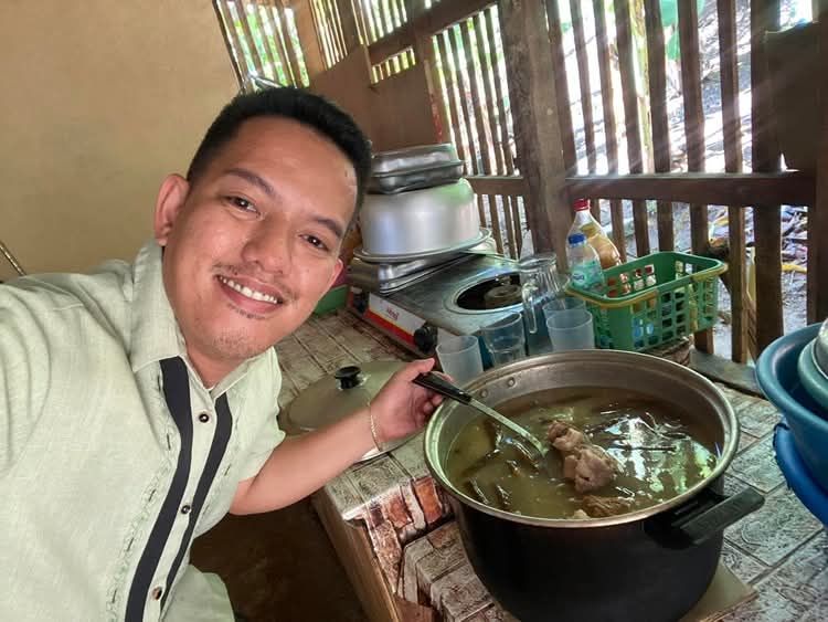 Teacher, namahagi ng libreng tanghalian sa mga estudyante, hinangaan ng mga&nbsp;netizens